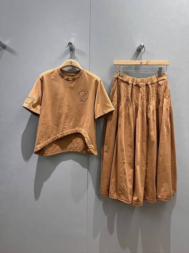 New style distressed retro irregular hem T-shirt with a three-dimensional logo