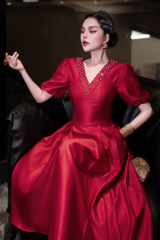 Dress V-neck design, pure hand-made beads are shining, adding a sense of luxury,