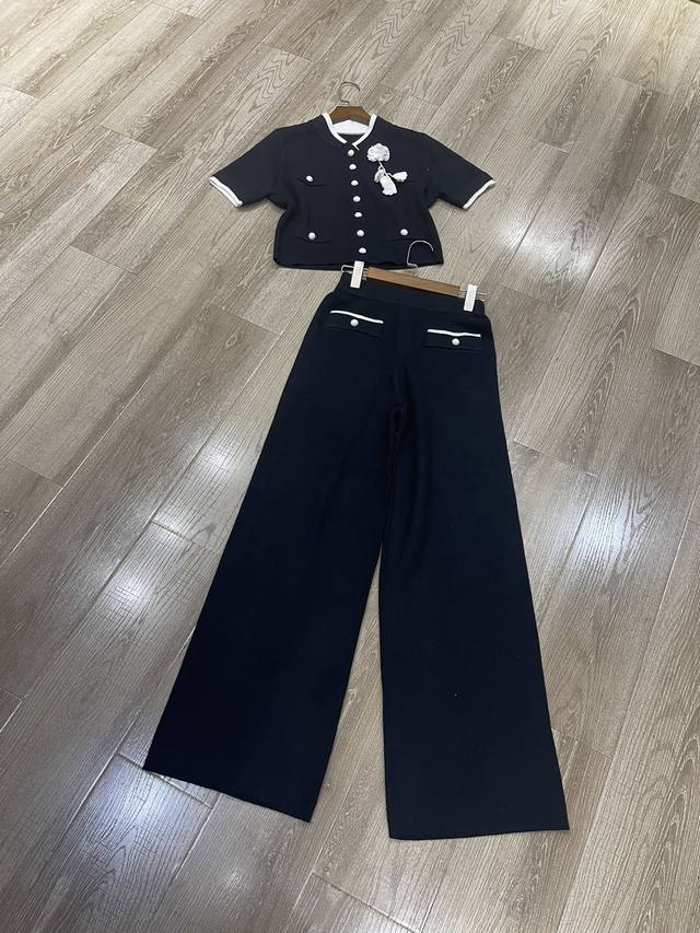 New contrast collar flower top and trousers suit Sml top and trousers