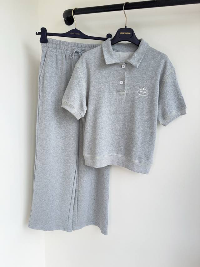 Top and Trousers pra25 new contrasting embroidered lettering. Solid color lapel