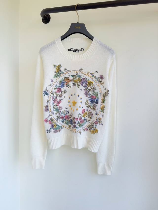 The Dio25 City Collection's new Iviera crew-neck sweater, featuring contrasting