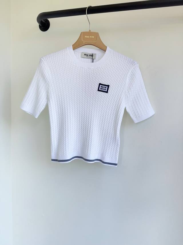 Miu25's new contrasting jacquard lettered knit short-sleeved top is now availabl