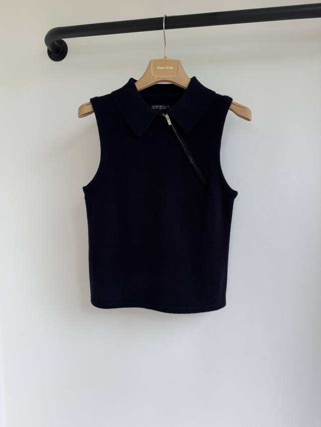 Miu25's new sleeveless cashmere polo shirt for early autumn is now available. Th