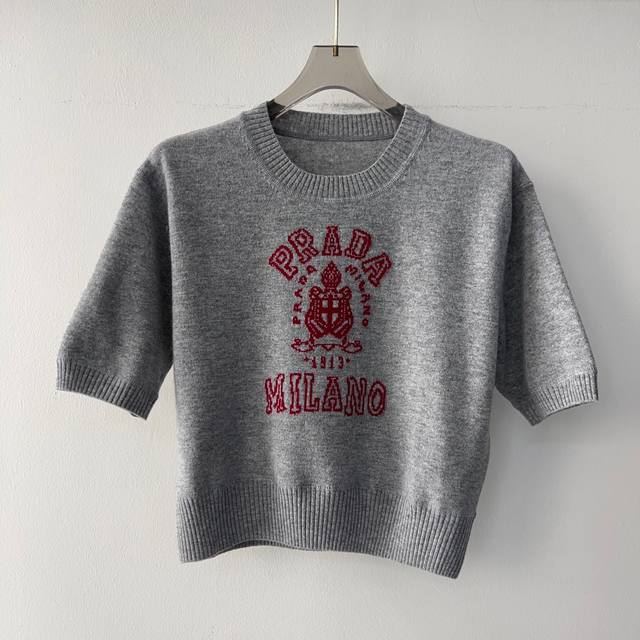 prada25 new embroidered short-sleeved topMaterial: CashmereColor: GraySize: Sml