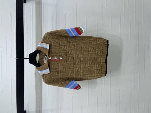 New, original, high-quality Fend* 2025 Early Fall collection! Contrast lapel kn