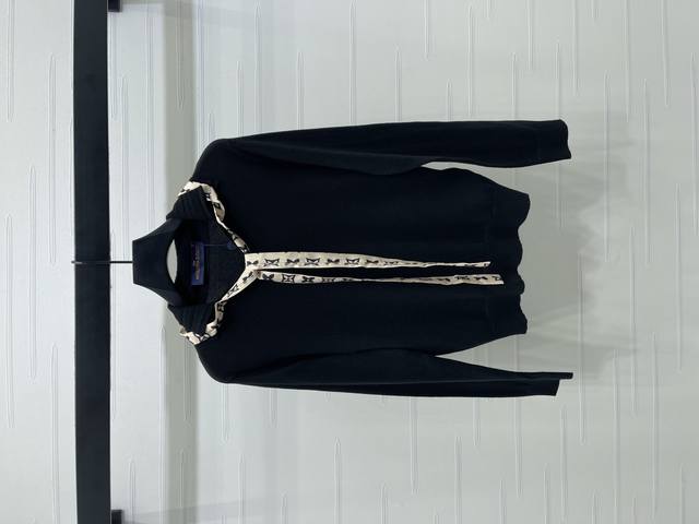 New, original, high-quality Louis Vui*Ton 2025 Early Fall collection! Scarf-sty