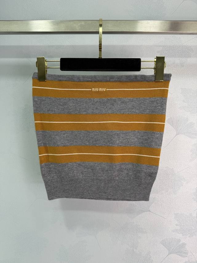 Miumi*25's new early autumn knitted tube top with stitching color is very whiten