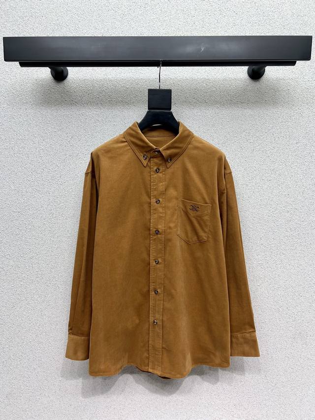 Ce* This corduroy shirt features a loose fit, fashionable design, and is highly