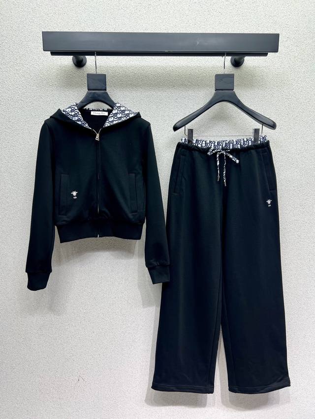 D's Little Bee design casual suit is versatile and suitable for everyone. Simple