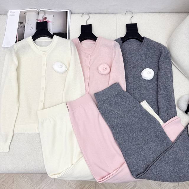 C 's 25Ss latest autumn/winter lazy-style wool suit. Three-dimensional camellia