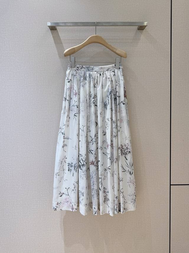 D's new skirt recommendation : A mid-length, high-waisted, pleated skirt with a