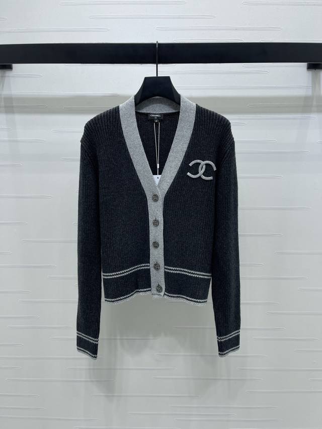 New, original, high-quality Chane* 2025 Early Fall collection! V-neck knitted c