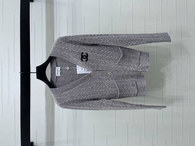 New, original, high-quality Chane* 2025 Early Fall collection! V-neck knitted l