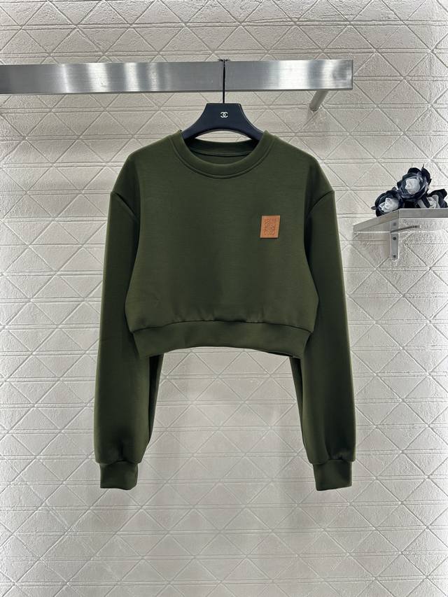 Loew* 2025 new arrivals: short pullover sweatshirt and trousers set. Made from i