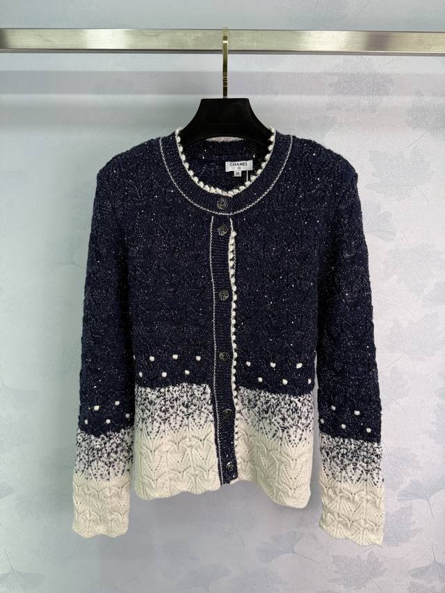Ch*25 New fall/winter knitted cardigan with a stunning gradient design. Dark blu