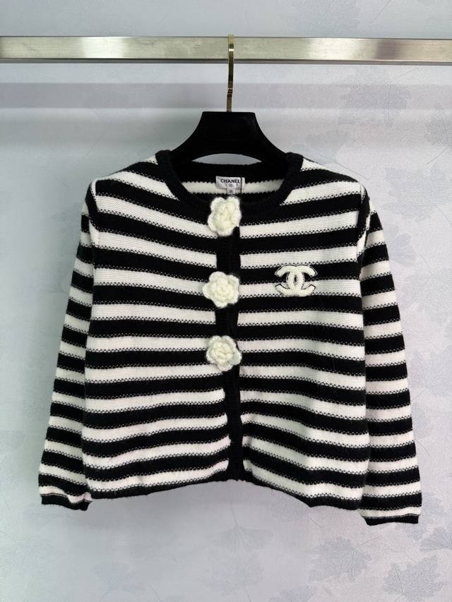 Ch*25 New early autumn black and white striped knitted cardigan with exquisite c