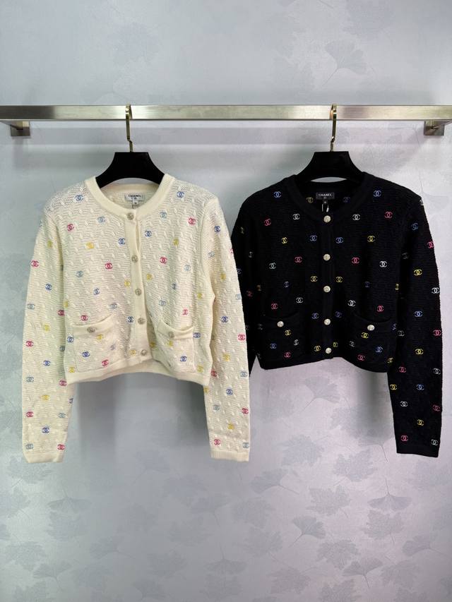 Ch*2025 Early Fall new colorful logo embroidered small double C round neck long-