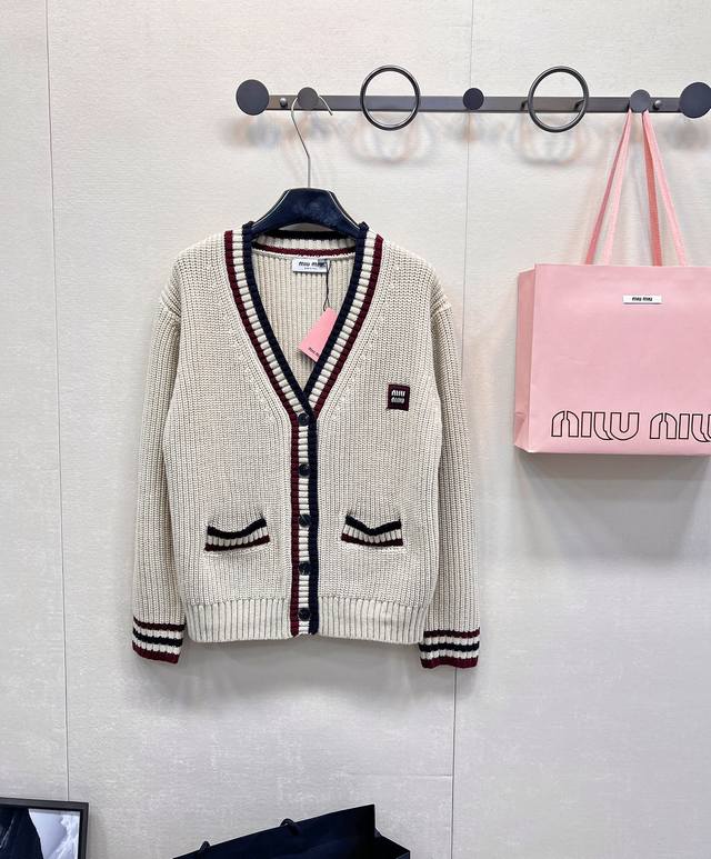 Miumiu's contrasting lettered V-neck knitted cardigan features a low-key, unassu