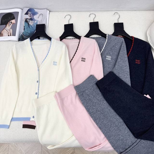 Miu 25Ss' latest autumn/winter lazy-style wool suit. A V-neck cardigan with cont