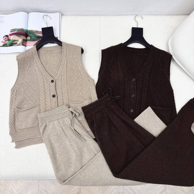 Max 25Ss's latest autumn/winter slouchy wool suit. V-neck vest and elastic waist