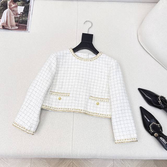 C's 25Ss 2019/2020 Brilliant and versatile woven collection featuring a sleevele