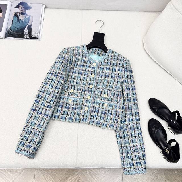 This is the same style as the runway show. This is the latest peacock blue wove