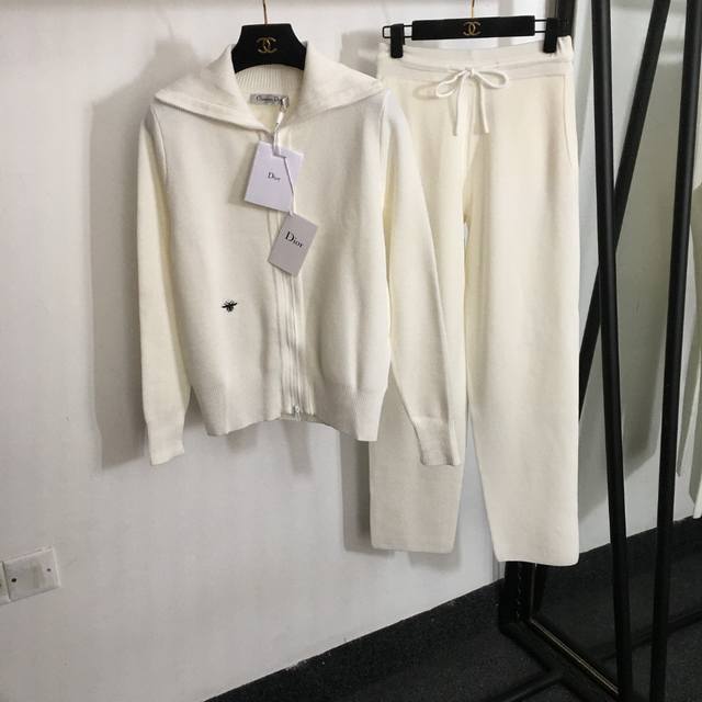 Style No. 7059 Dio* new knitted suit, bee embroidered lapel long-sleeved knitte