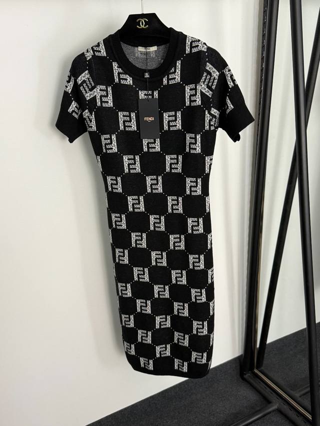 Style No. 20255365 Fend*'s new contrasting double-F lettering slim-fitting knit