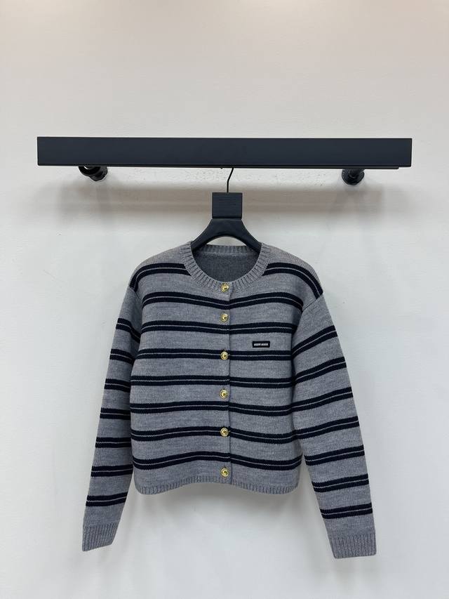 Miumi*25's new striped knitted cardigan for early fall. This contrasting striped
