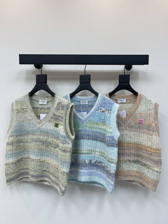 Chane*25's new early fall V-neck knitted vest with a heavy-duty, colorful stripe