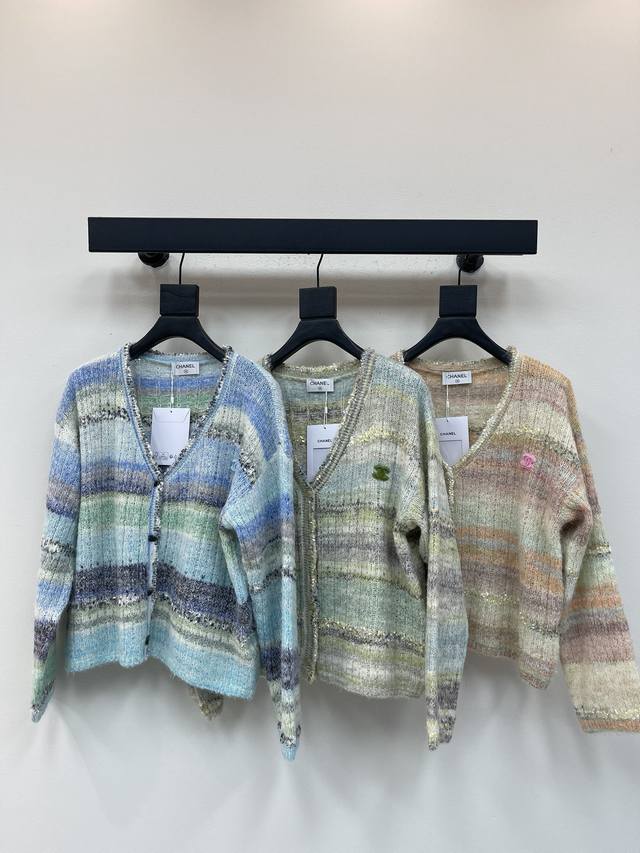 Chane*25's new early fall, heavily crafted, colorful striped V-neck, long-sleeve