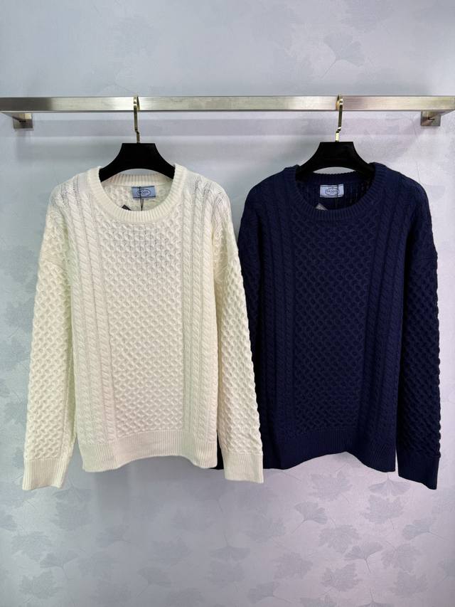 pr*25 New early fall cable knit sweater with a diamond-patterned design. A stunn