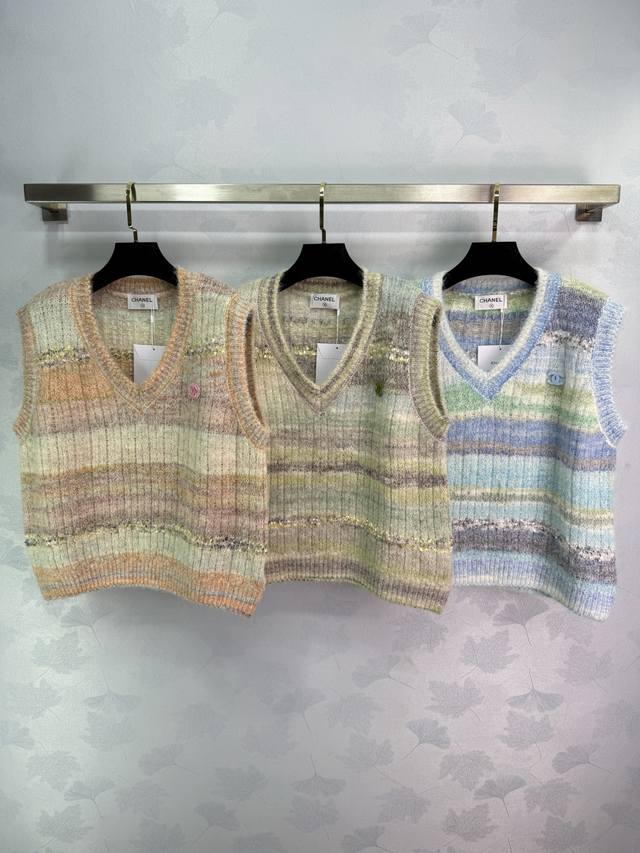 Ch*25 New early fall striped V-neck vest, each piece features a unique, oil pain