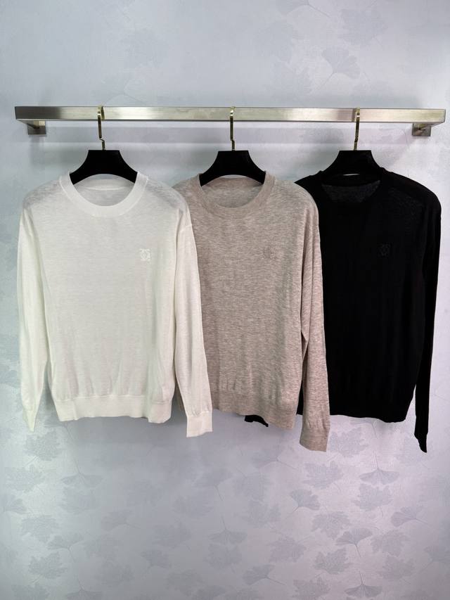 Loe*25's new early fall collection features a simple, long-sleeved pullover with