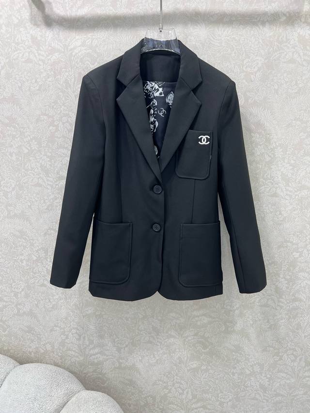 Chan*L's new 25 blazer boasts excellent fabric stiffness and texture. The chest