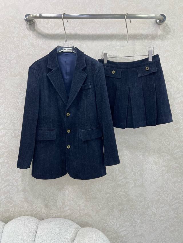 Coat details: Miumi* 25 new style suit, brushed blazer, pleated skirt, ultra-pop