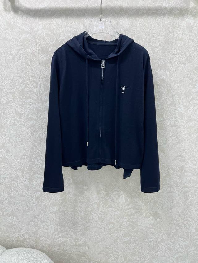 Dio*25's new fall/winter hooded knitted jacket features wool fabric for a soft,