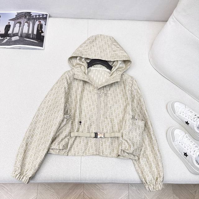 Exclusive first release on CD 25Ss. This autumn/winter jacket features a full-l