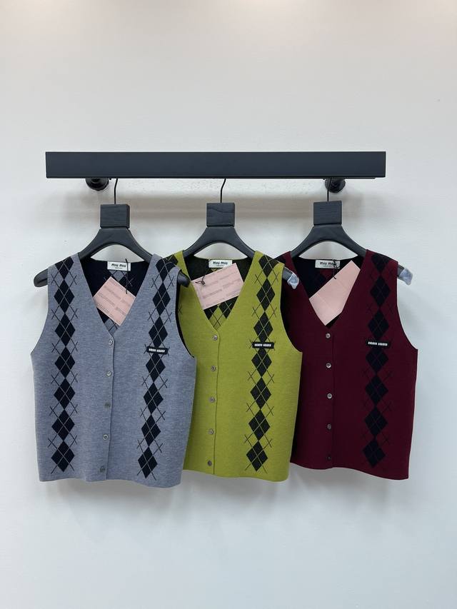 Miumi*25's new early fall diamond-patterned V-neck knitted vest! Custom-woven fr