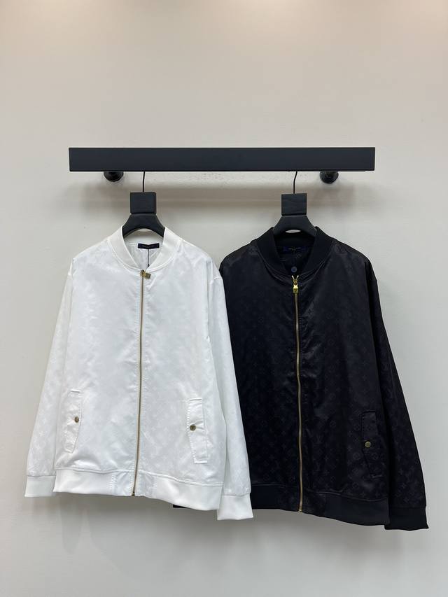 Louis Vuitto*25 new stand-up collar monogram pattern jacket. The fabric is crisp