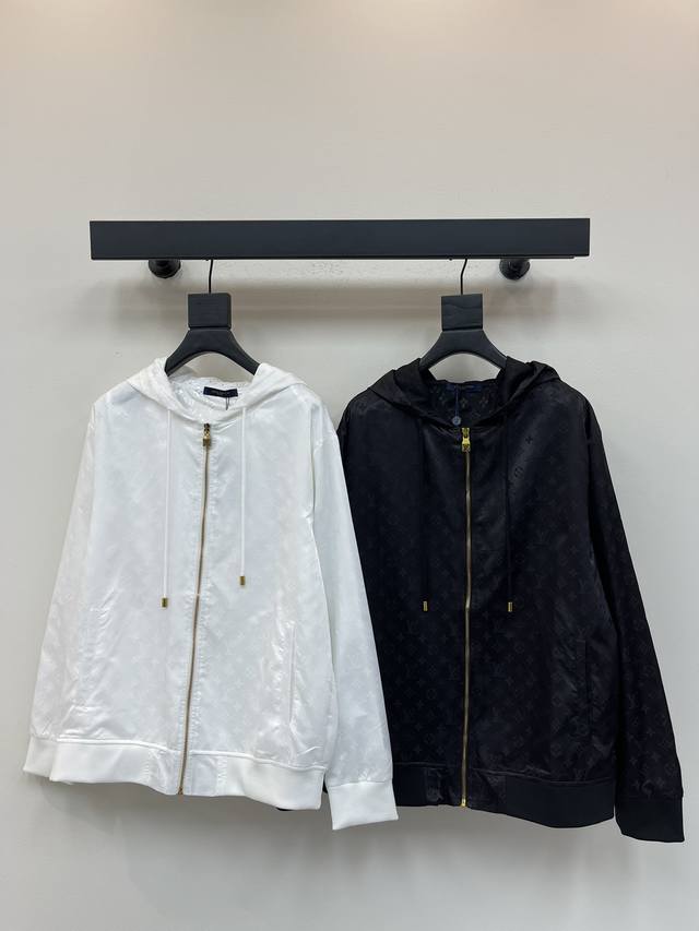 Louis Vuitto*25 new hooded monogram patterned jacket. The fabric is crisp and st
