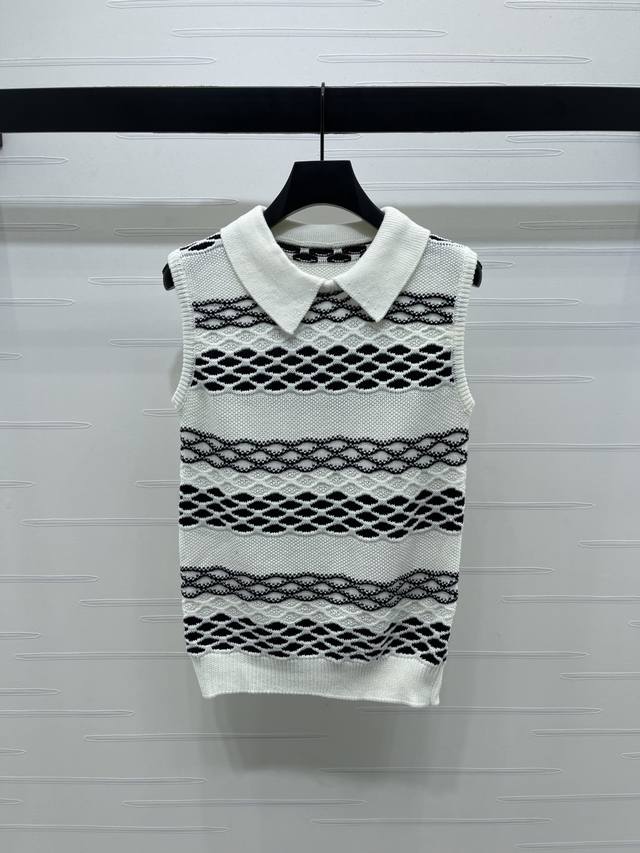 New, original, high-quality Loew* 2025 Early Fall collection! Lapel striped kni