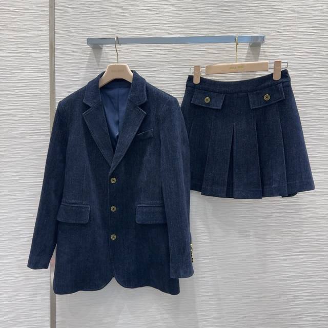 Miu Mi*2025Fw new style suit is simple and elegant. The imported material is ver