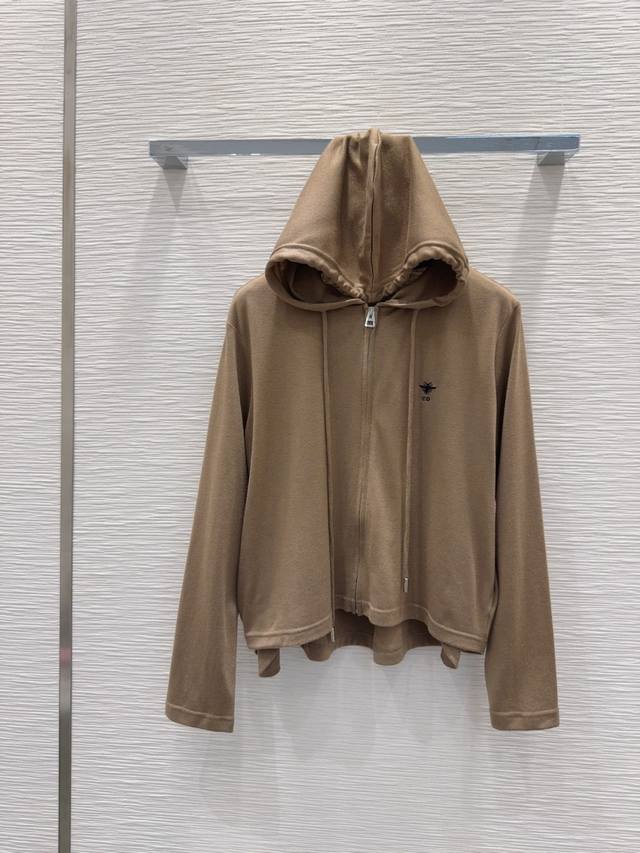 Christian Dio* 2025Fw new coat. Lightweight fabric creates a slimming look while