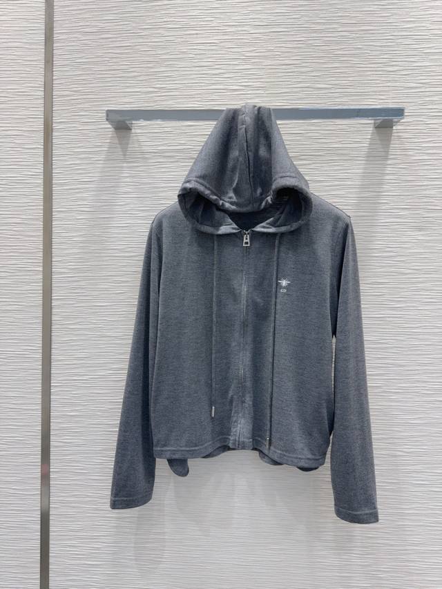 Christian Dio*'s new 2025Fw jacket features lightweight fabric that creates a sl