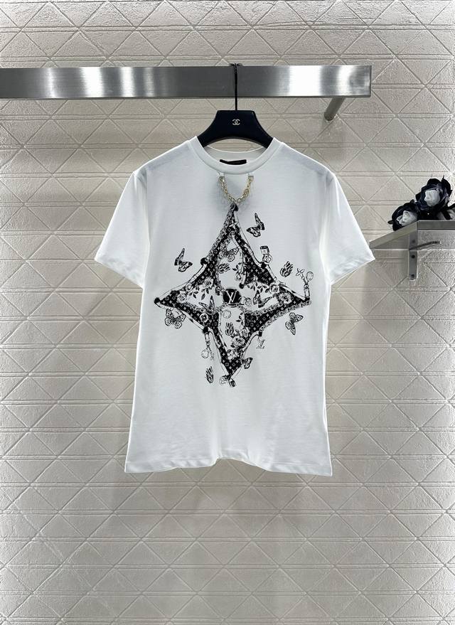 Louis Vuitto*2025 new arrivals . Round neck with illustrated logo and chain. .