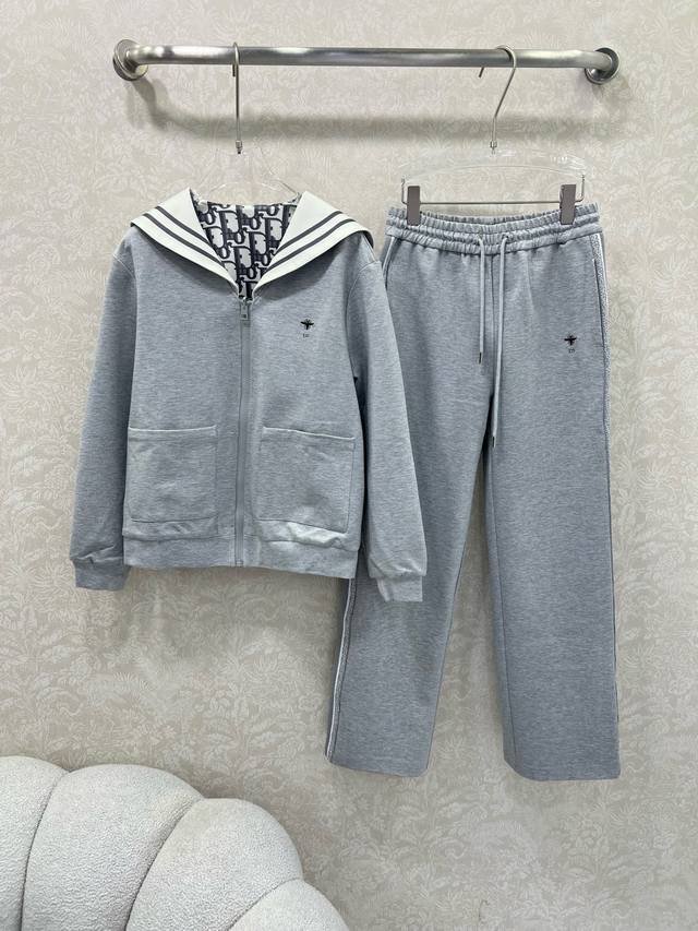 Reversible jacket. Dio* Dior's new 25 outfit. A double-sided navy-style cape zip