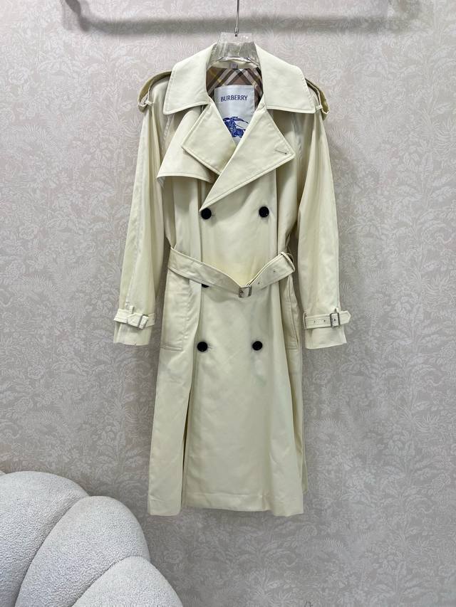 New colors. Burber*Y 25 new long trench coat. A classic trench coat that will l