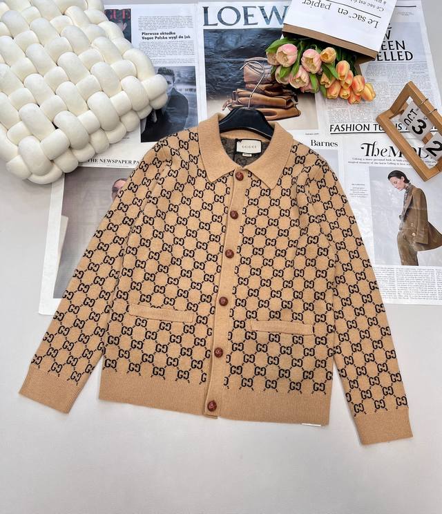 Gucci lapel cardigan is super eye-catching and fashionable! The barrage logo and