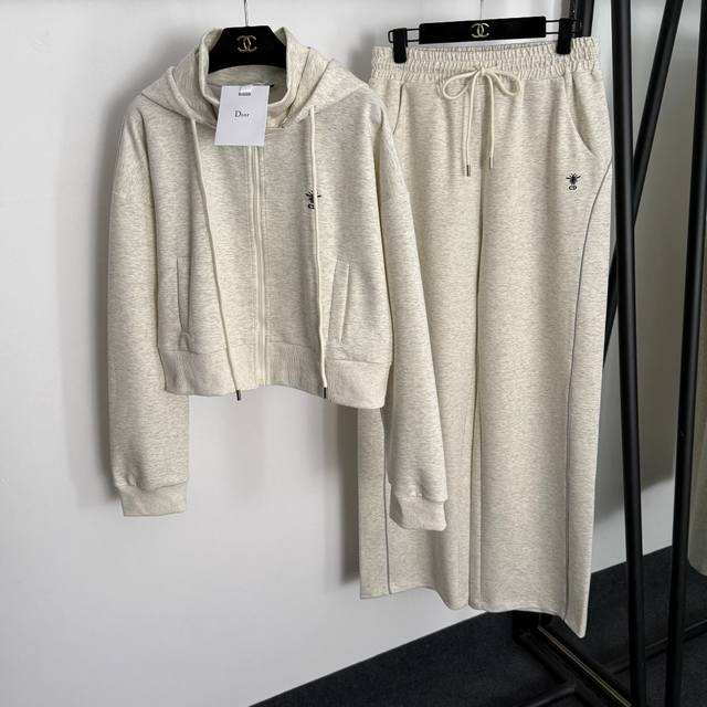 Style No. 20255290 Dio's newest sportswear set, featuring a long-sleeved, hoode